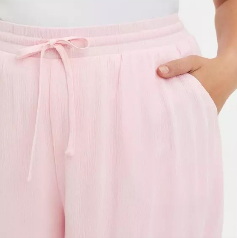 Torrid 3.5 Inch Pull-On Gauze Mid-Rise Short - Picture 3 of 10